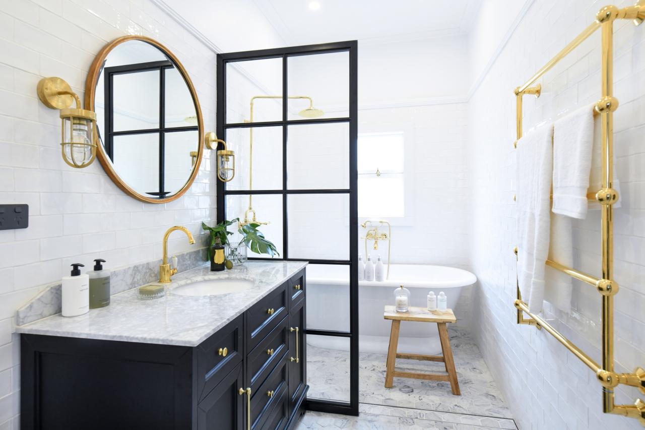 Luxury white and gold bathroom